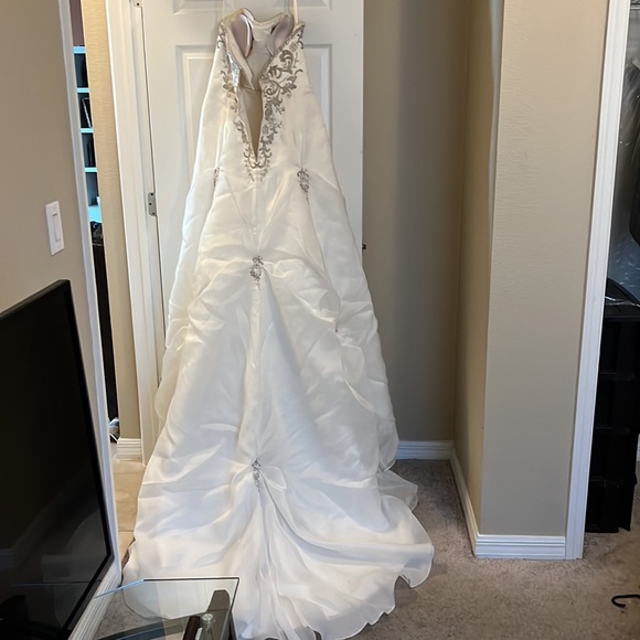 Unbranded Wedding Dress. Size 10. Slightly altered. - Picture 2 of 8